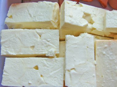 Birkaç parça Telemea peyniri.