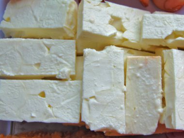 Birkaç parça Telemea peyniri.