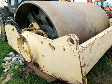 büyük sıkıştırma makinesi çalışıyor