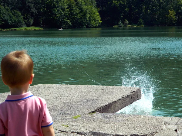 Ένα Μικρό Αγόρι Κοιτάζει Λίμνη — Φωτογραφία Αρχείου