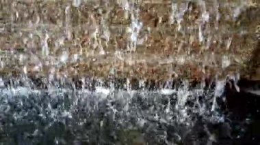 Baia Mare şehrindeki bir artezyen kuyusundan su akıyor.