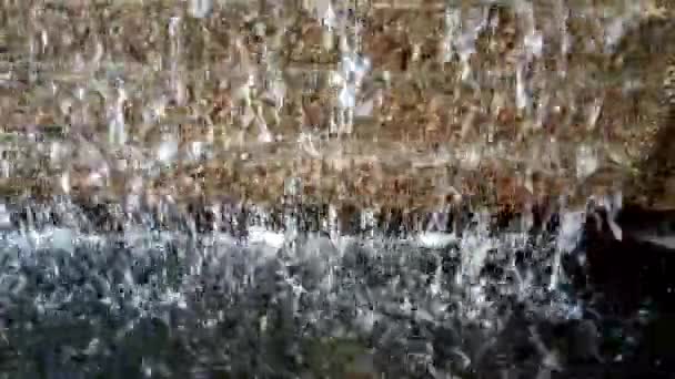 Vattenflöden från en artesisk brunn i Baia Mare stad — Stockvideo