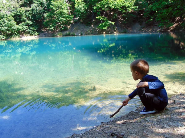 Niño Está Mirando Lago Azul Baia Sprie Maramures —  Fotos de Stock