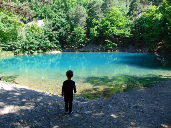 Ragazzo Sta Guardando Lago Blu Baia Sprie Maramures — Foto Stock