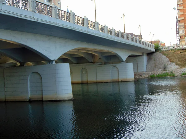 Crisul Tekrar Nehir Oradea Şehrinde Bir Köprü — Stok fotoğraf