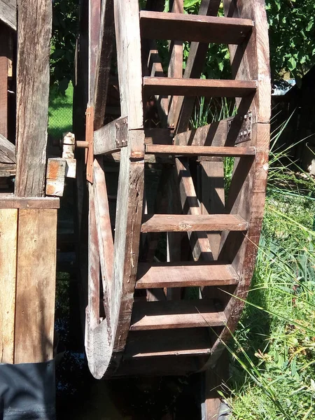 Holzrad Auf Dem Wasser Maramures — Stockfoto