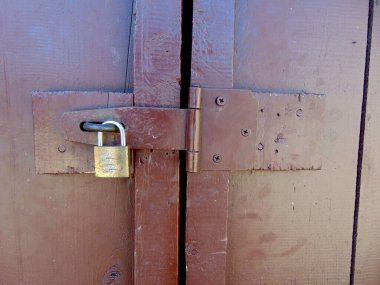 Tahta kapıdaki eski asma kilit.