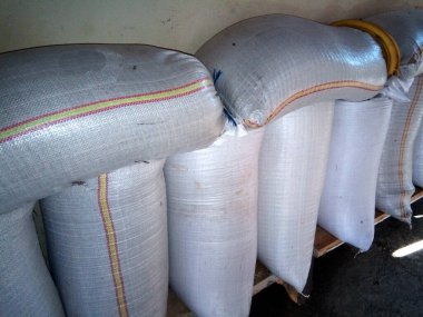 Buğdayla dolu birkaç çuval.