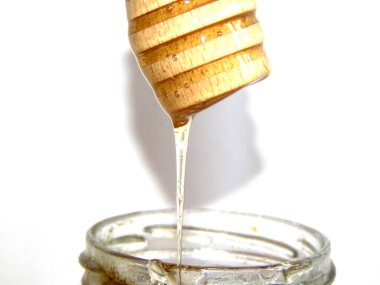 Tahta kaşıktan akan bal