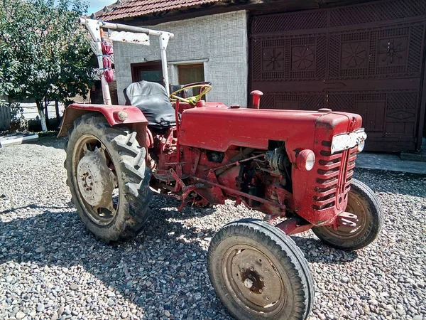 Alter Traktor Auf Bauernhof Rumänien — Stockfoto