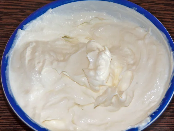 碗中的大蒜酱 酸奶油和大蒜 — 图库照片
