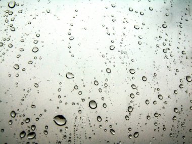 Penceredeki yağmur damlaları - ev