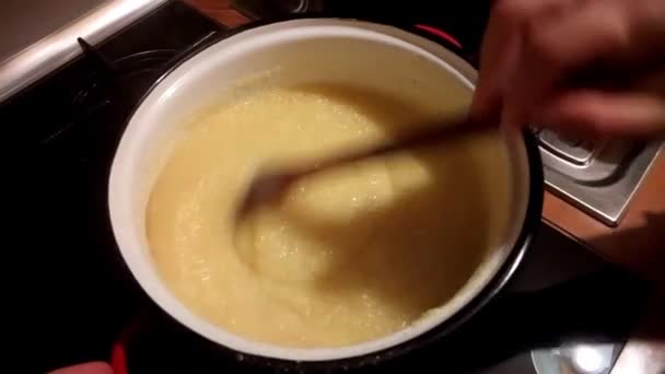 Een Roemeense Vrouw Bereidt Polenta — Stockvideo