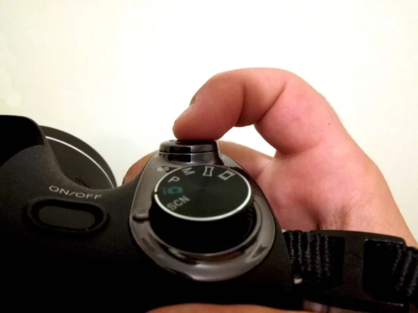 Een Persoon Houdt Zijn Compacte Camera Zijn Hand — Stockfoto