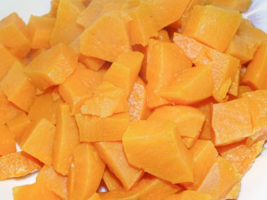 Kaynamış tatlı patates parçaları. Yiyecek.