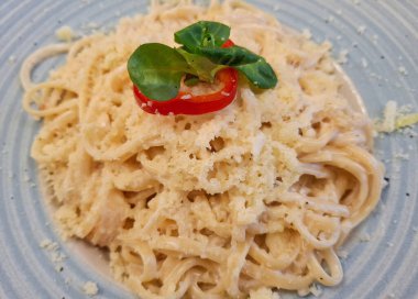 Bir tabak karidesli linguine.