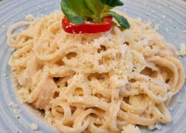 Bir tabak karidesli linguine.