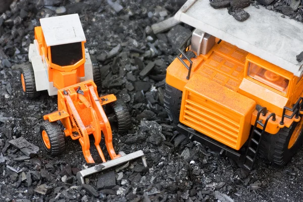 Tractor y camión volquete en el carbón — Foto de Stock