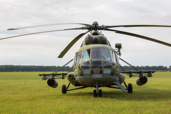 Військовий вертоліт у полі — стокове фото