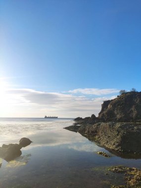 Gökyüzü, deniz ve uçurumlar zarif bir manzara yaratırken huzurlu bir yer.