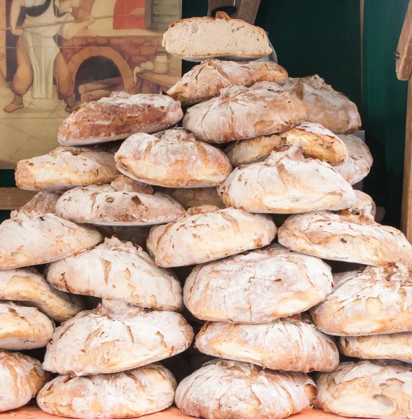 Stapel handwerkliches Brot — Stockfoto