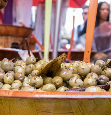 Yeşil zeytin ahşap bir kase kadar kapatın 