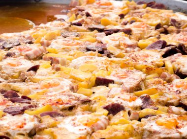 Popüler tipik İspanyol yemeği, sosis ve patates ile kızarmış yumurta