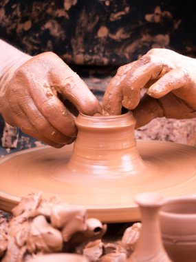 Bir çömlekçinin elleri