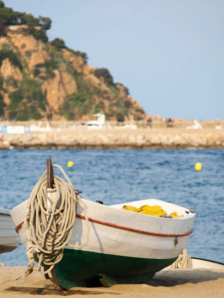 Barco de pesca en la arena típica de Cataluña, Blanes , — Foto de Stock