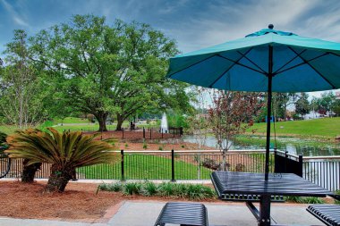 Bulutlu bir günde güzel canlı bir manzara.