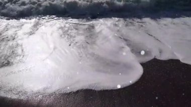 Sahildeki deniz dalgaları