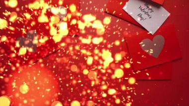 Sevgililer Günü 'nde kutlama animasyonu. Kırmızı folyo kalp şekilleri, aşk mektupları ve zarflar kırmızı arka planda bir masanın üzerinde duruyor. Renkli kağıt konfeti ve sim patlaması Sevgililer Günü teması için mükemmel bir romantik tatil sahnesi yarattı..