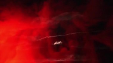 Karanlık bir Cadılar Bayramı gecesinde çıplak ağaçların arkasında kaygı verici bir şekilde yükselen büyük ve detaylı bir dolunayın unutulmayacak kadar güzel bir animasyonu. Korku projeleri, mevsimsel promosyonlar ve atmosferik görseller için mükemmel..