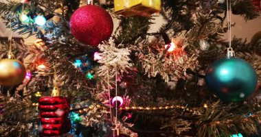 Oyuncakları ve ışıkları olan güzel Noel ağacı