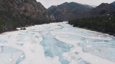 Karda güzel bir dağ nehri