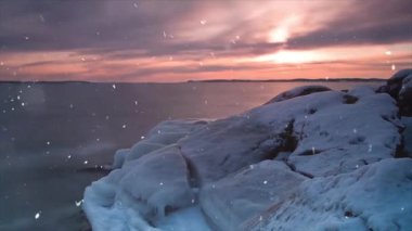 Buz ve karlı güzel kış manzarası