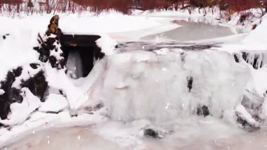 Kar ve buzla dolu kış şelalesi