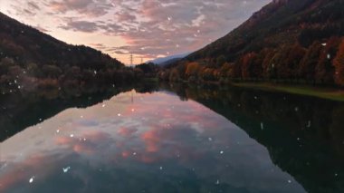 Dağlardaki gölün güzel manzarası