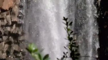 Su göle sıçrıyor