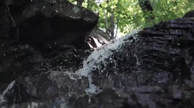 bir nehir üzerinde şelale