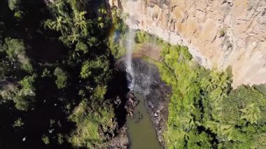 Dağlarda güzel bir şelale