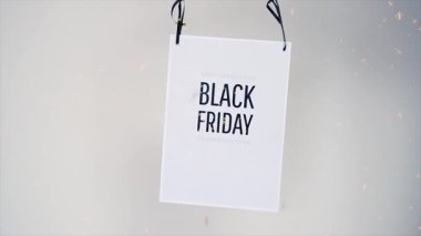 Beyaz arkaplanda siyah cuma indirimi metni.