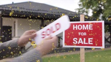 Bulanık arkaplanda satılan tabelalı ev