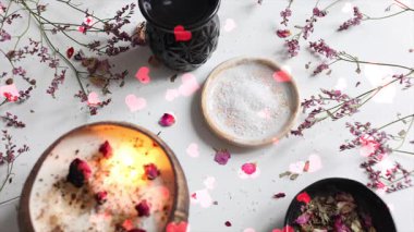 Beyaz fincanlı bir kasede bir sürü çay ve siyah arka planda bir çiçek.