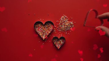 kalp kırmızı arka planda konfetiden yapılmış.