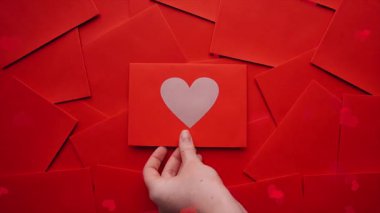 kırmızı kalp ellerinde