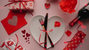 Sevgililer Günü arkaplanı, metin alanınızın fotokopisi ile romantik tablo ayarlarının üst görünümü