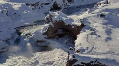 İzlanda dağ şelale