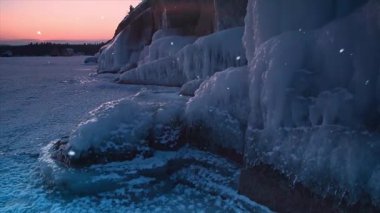 Buz içinde donmuş göl