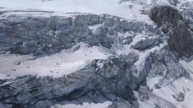 Güzel bir kar görüntüsü - tepeli dağlar